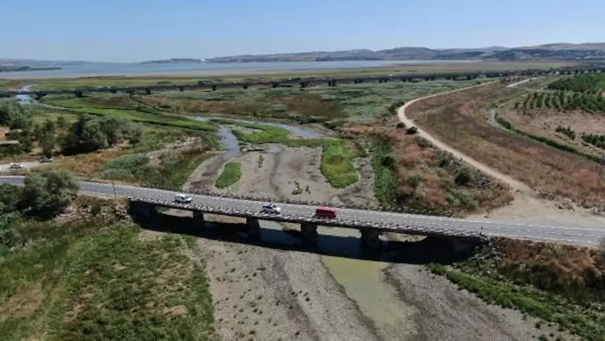 Büyükçekmece Gölü'nde korkutan görüntü: Yaklaşık 2 kilometre çekildi 1