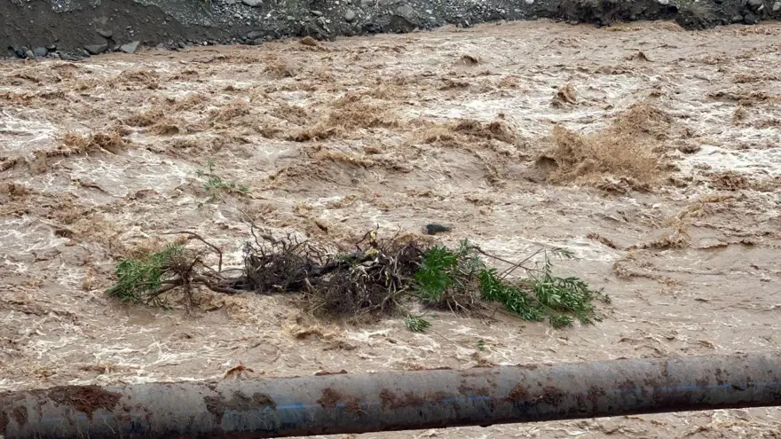 Osmaniye'de şiddetli yağış: Toprak yol çöktü, beton bent yıkıldı 