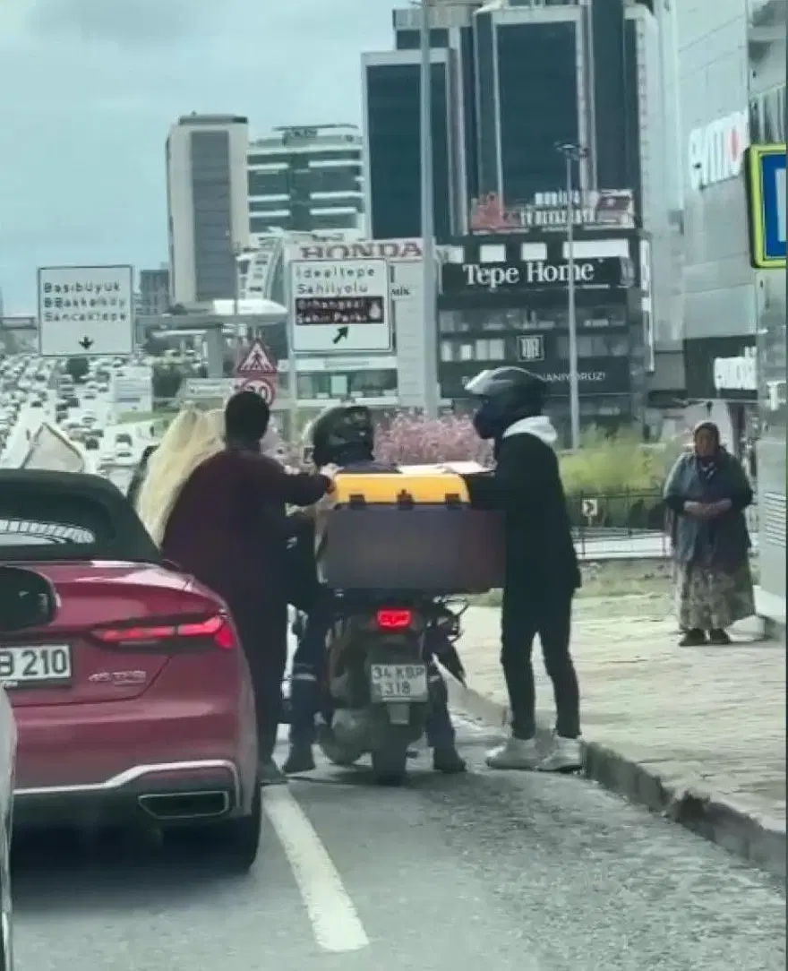 D-100'de korku dolu anlar: Tartıştığı motokuryeye silah çekti 3 D-100'de korku dolu anlar: Tartıştığı motokuryeye silah çekti 3
