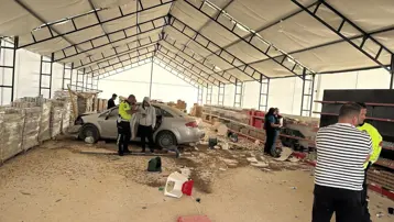 Bilecik'te kontrolden çıkan otomobil iş yerine girdi