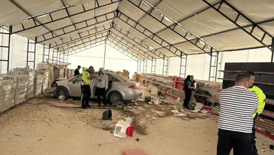 Bilecik'te kontrolden çıkan otomobil iş yerine girdi