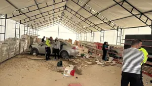 Bilecik'te kontrolden çıkan otomobil iş yerine girdi