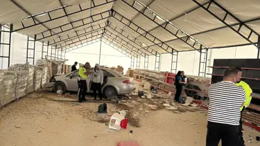 Bilecik'te kontrolden çıkan otomobil iş yerine girdi