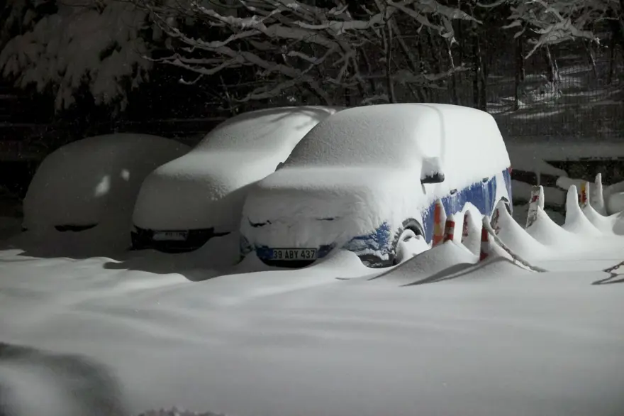 Kırklareli'nde kar yağışı etkisini arttırdı: Sınır kapısında ulaşım durma noktasında 11