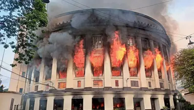 Filipinler'de tarihi postanede yangın: 7 yaralı