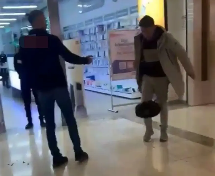 İki yıl içinde 10 kere arızalanan süpürgesini mağaza önünde parçaladı İki yıl içinde 10 kere arızalanan süpürgesini mağaza önünde parçaladı