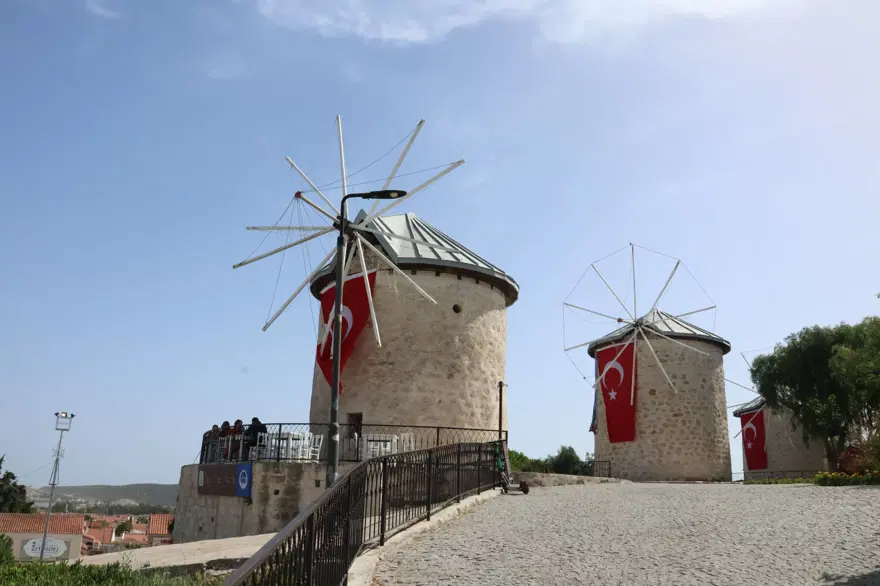Alaçatı'da dondurma fiyatları cep yakıyor: 5 top dondurma 1050 TL mi? 