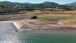 Su kıyıdan yaklaşık 150 metre çekildi: Kayalık karada kaldı