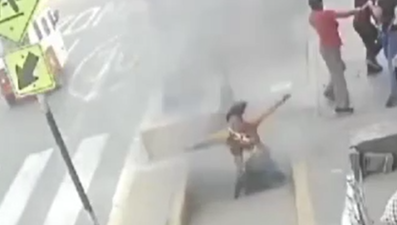 Kaldırıma adım attı, elektrik kutusu patladı