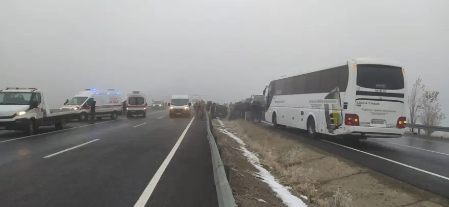 Sis zincirleme kazaya neden oldu: 19 yaralı 3