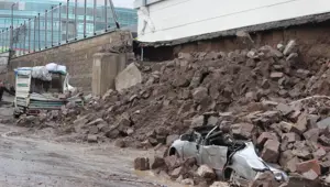 Kayseri'de fabrikanın duvarı böyle yıkıldı Kayseri'de fabrikanın duvarı böyle yıkıldı