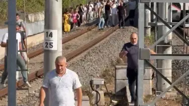 Raylara ağaç devrildi, Marmaray yolcuları demir yolunda yürüdü