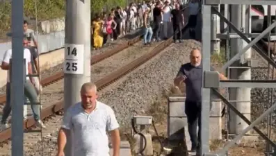 Marmaray'da raylara ağaç devrildi, yolcular inip yürüdü