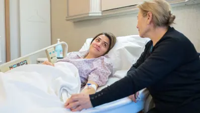 30 yaşında 5 belirtiyle hastaneye gitti: Menopoz dediler ama meğer ölümcül bir kansermiş, annesi de aynı hastalığa yakalandı