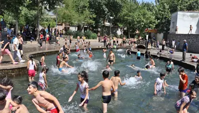 Güneydoğu’da 40 dereceyi aşan sıcaklar bunalttı: Yollar boşaldı, süs havuzları doldu