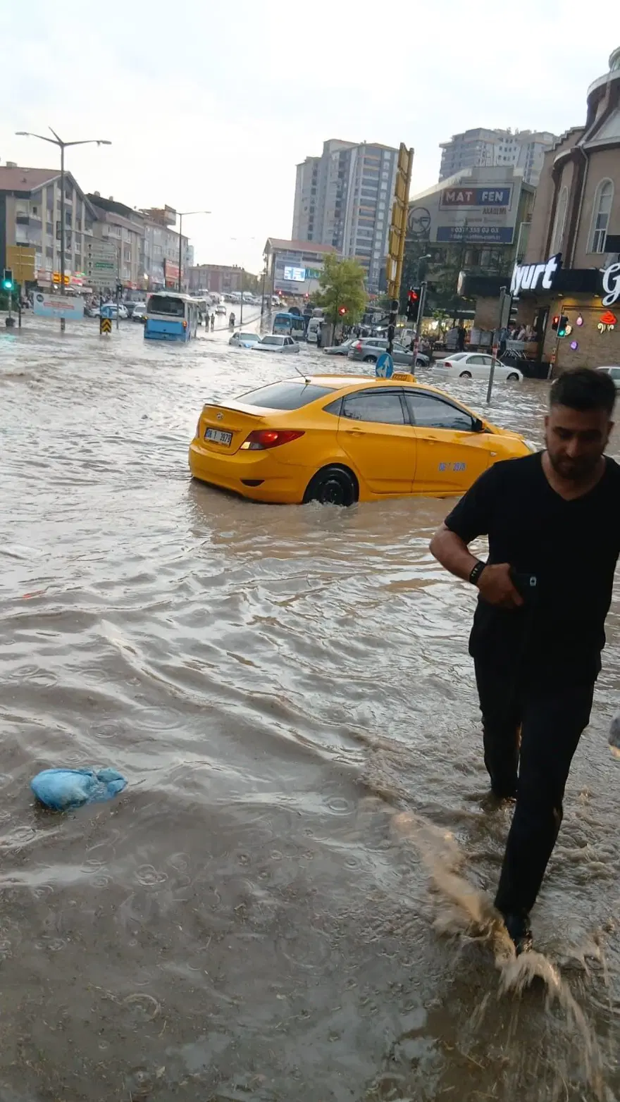 Ankara'da sağanak yağış: Arabalar sürüklendi 1