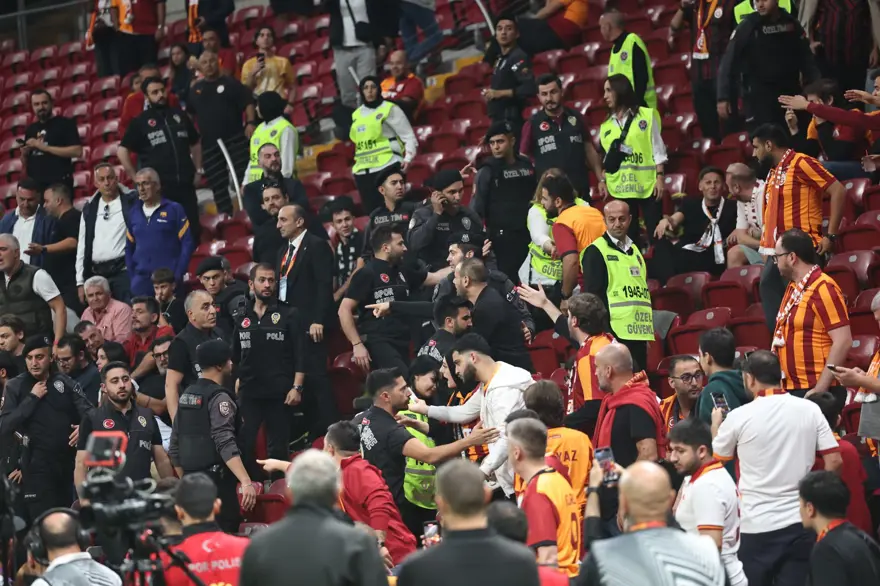 Tribünde sinirler gerildi: PAOK taraftarı stadyumdan çıkarıldı 4