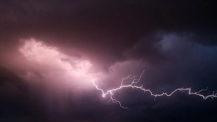 Fırtına birçok ilde etkili oldu: İstanbul'da gemi karaya oturdu 