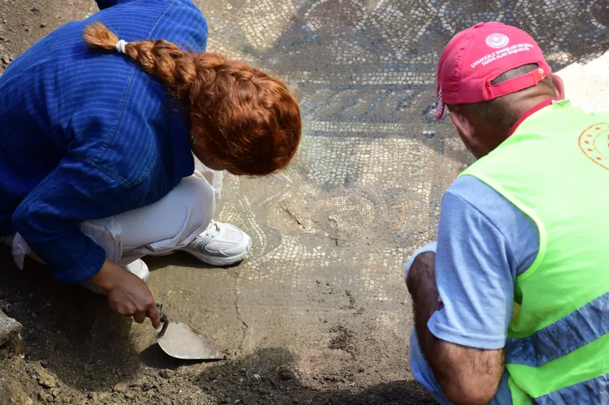 "ZEMİNİ MOZAİKLE DÖŞELİ BİR MEKAN AÇIĞA ÇIKARDIK" 3