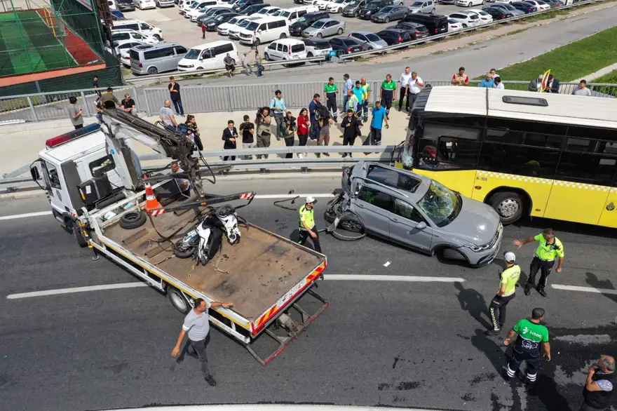 Yenikapı'da 7 araca çarpan İETT şoförü emniyete götürüldü 