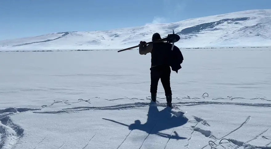 Çıldır Gölünde Eskimo usulü balık avlıyorlar 1