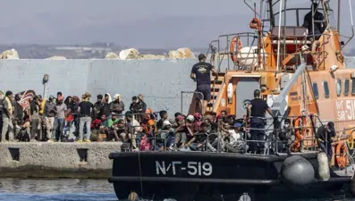 Yunanistan iltica başvurularını askıya alıyor