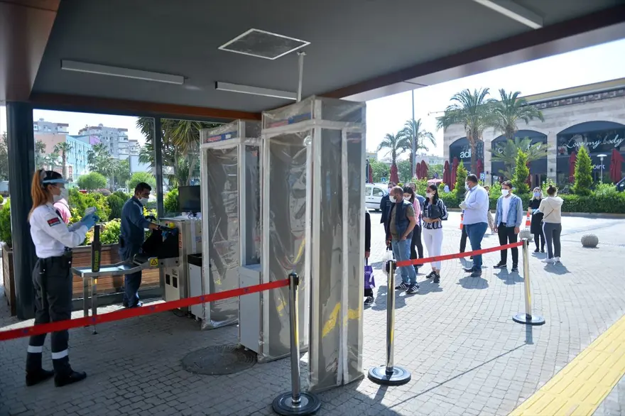 AVM'ler kapılarını açtı: Metrelerce kuyruk oluştu 13