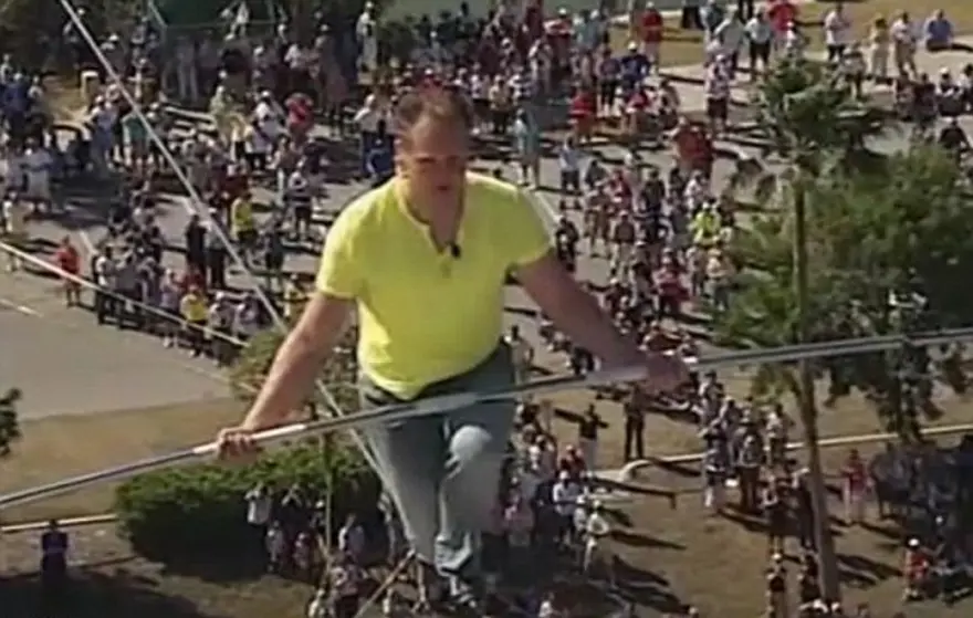 Güvenlik halatı olmadan yürüdü 2 Güvenlik halatı olmadan yürüdü 2