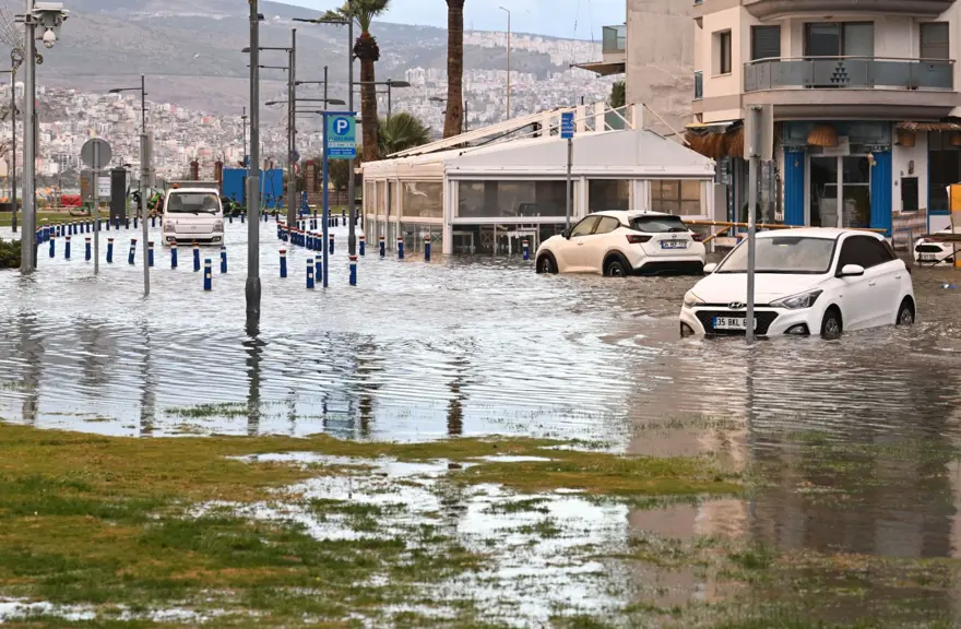 İzmir'i sağanak ve fırtına vurdu: Kıyı şeridi su altında! 27