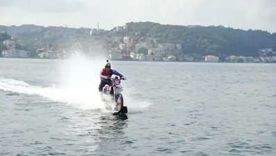 Motosikletle İstanbul Boğazı’nı geçti