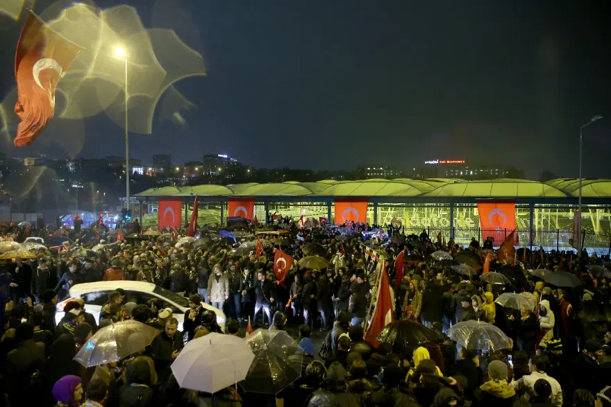 Taraftarlar Beşiktaş'taki saldırıları protesto etmek için yürüdü 9