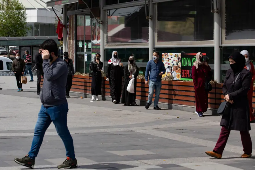 AVM önünde yine uzun kuyruklar oluştu 12 AVM önünde yine uzun kuyruklar oluştu 12