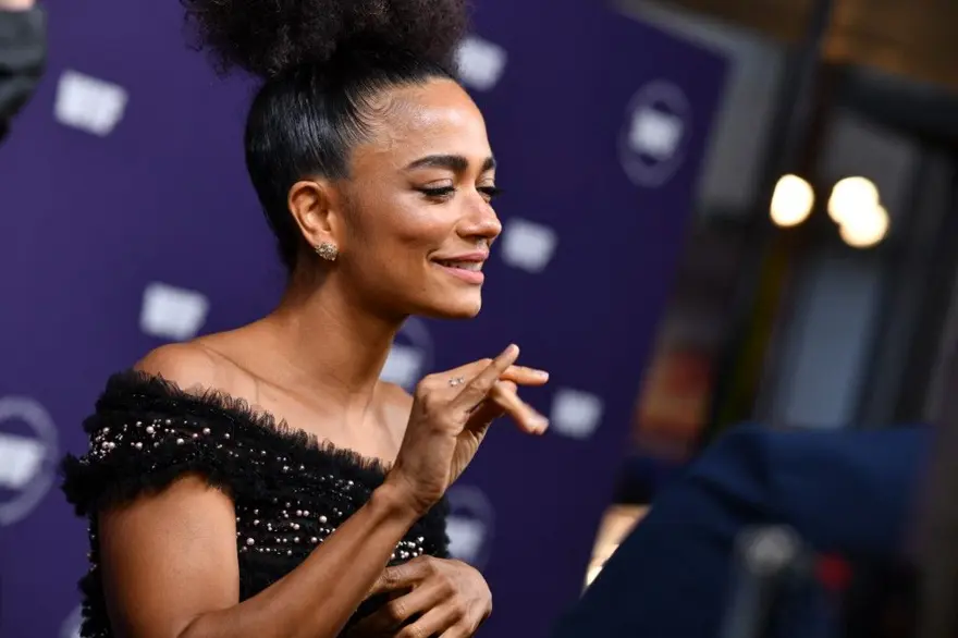Lauren Ridloff, Marvel'in trençkot giyen gizemli adamını deşifre etti 2