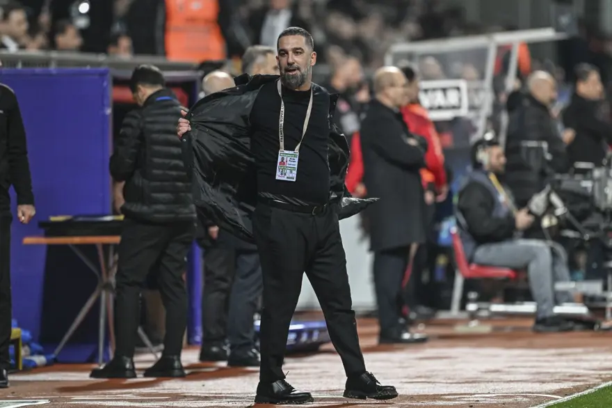 Eyüpspor-Fenerbahçe maçında gergin anlar: Arda Turan'a kırmızı kart! Eyüpspor-Fenerbahçe maçında gergin anlar: Arda Turan'a kırmızı kart!