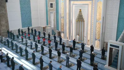 Türkiye'de bir camide bayram namazı