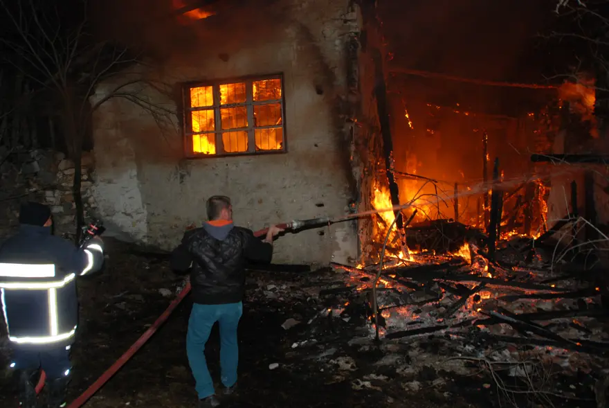 Antalya'da 300 yıllık ahşap düğmeli ev yandı 2