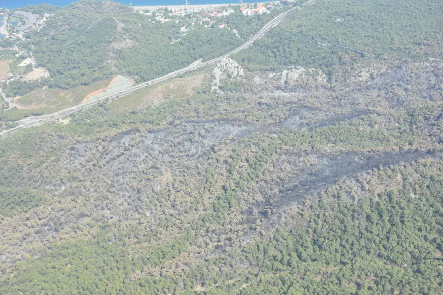 Kemer ilçesinde yanan alanlar havadan görüntülendi 16