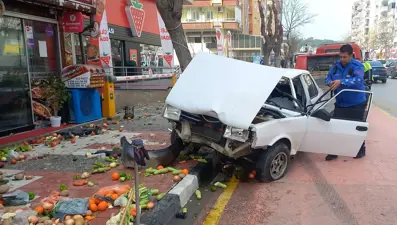 Kontrolden çıkan otomobil ağaca çarptı: 2 yaralı