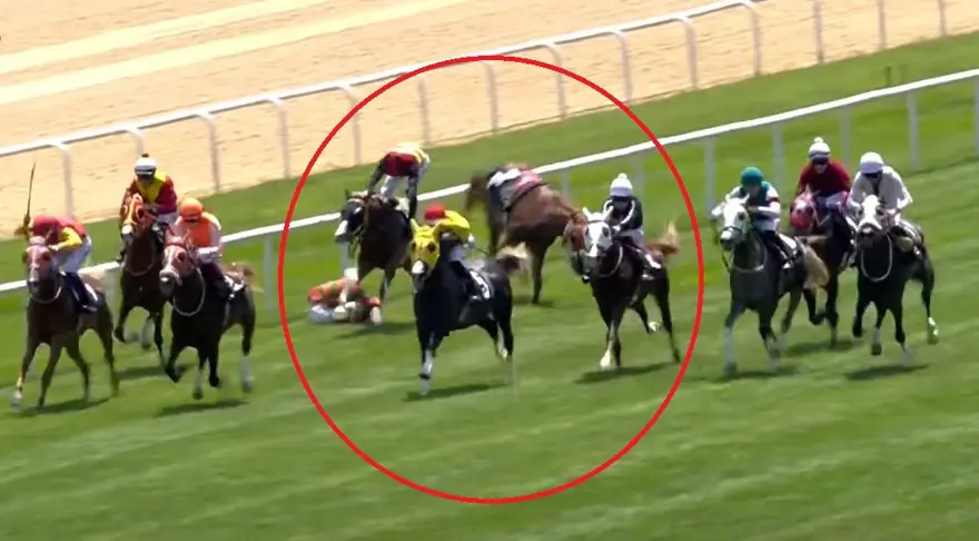 Ankara'da hipodromda atlar çarpıştı: 2 jokey yaralandı 4 Ankara'da hipodromda atlar çarpıştı: 2 jokey yaralandı 4