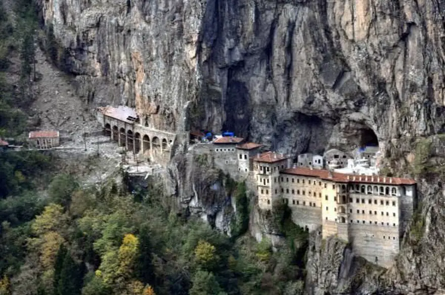 Sümela’da restorasyon atıklarını dereye döktüler 5 Sümela’da restorasyon atıklarını dereye döktüler 5