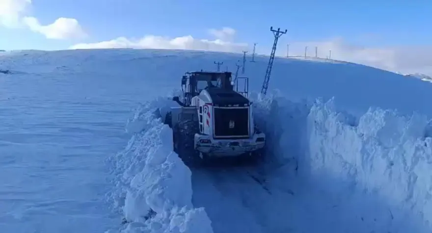 İlçe kara gömüldü:Kar kalınlığı 3 metreyi buldu, ulaşım kar tünellerinden sağlanıyor 1