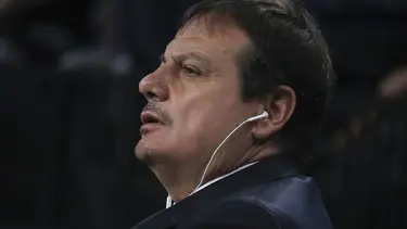 Ergin Ataman maça kulaklıkla çıktı (Küfürlere tepki)