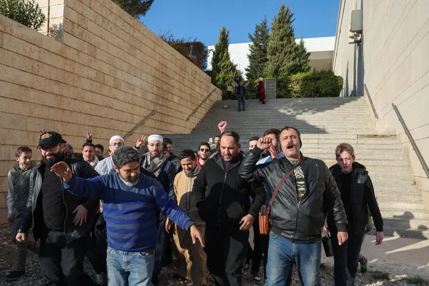 "SATILIK" DİYE BAĞIRDILAR 3 "SATILIK" DİYE BAĞIRDILAR 3