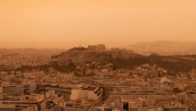 Atina'da Afrika'dan taşınan çöl tozu etkili oluyor
