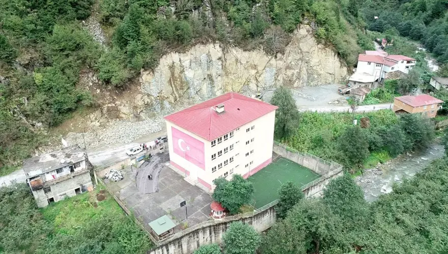 Korkuyla 3 kez okul değiştirdiler ama heyelandan kurtulamadılar 1 Korkuyla 3 kez okul değiştirdiler ama heyelandan kurtulamadılar 1