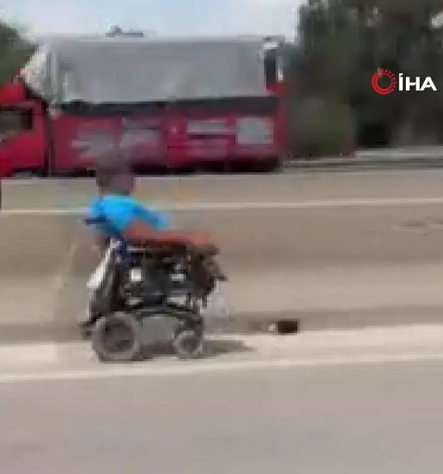 Otoyolda ilginç anlar:Tekerlekli sandalyesiyle sol şeritte ilerledi 1