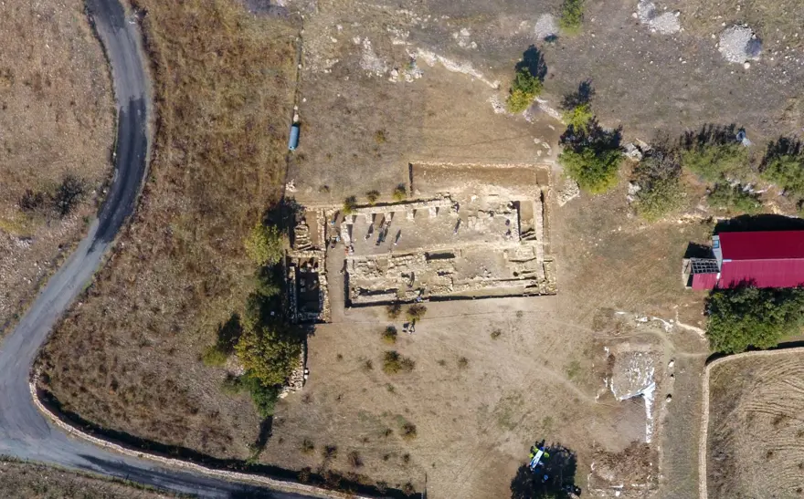 Diyarbakır'da içinde 46 mezarın olduğu 1500 yıllık kilise kalıntısı bulundu 6 Diyarbakır'da içinde 46 mezarın olduğu 1500 yıllık kilise kalıntısı bulundu 6