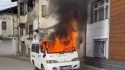 Minibüs alev aldı