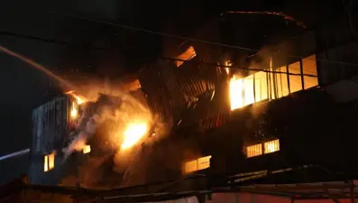 Mobilya imalathanesinde yangın