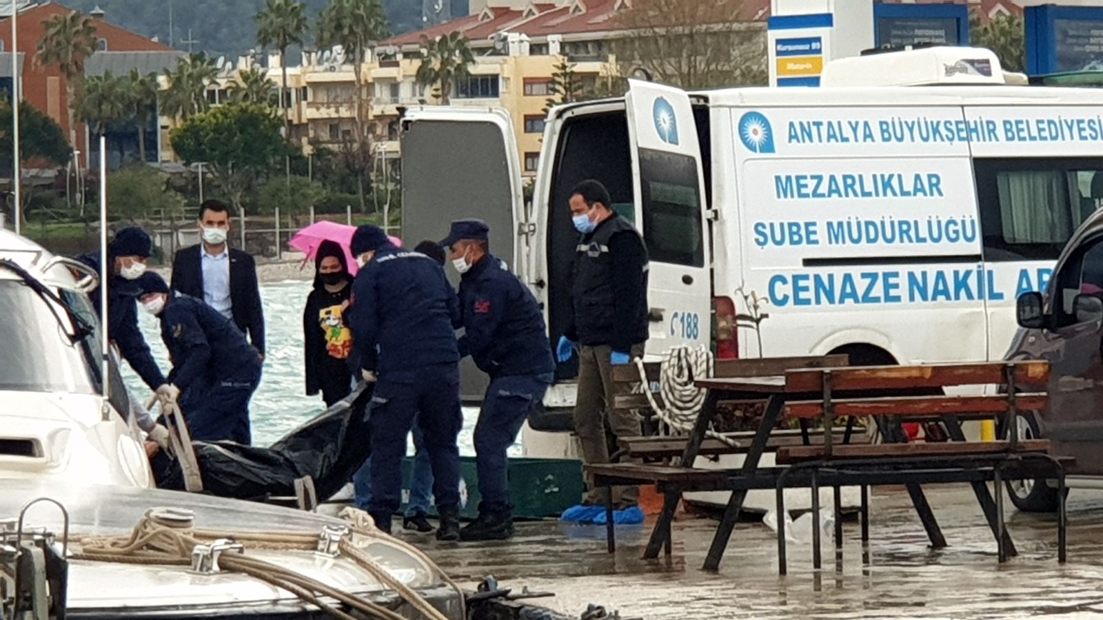 Kemer’de denizde erkek cesedi bulundu